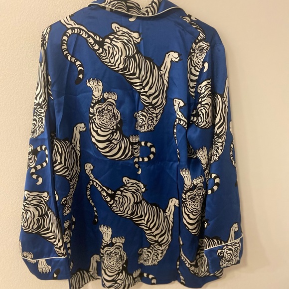 Slip into soft Blue Tiger Print Pajama SET 100 percent silk. - Picture 2 of 7